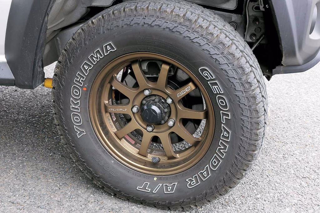 高剛性かつ軽量なレイズA-LAPに225/75R16ジオランダーA/Tを組み合わせる。