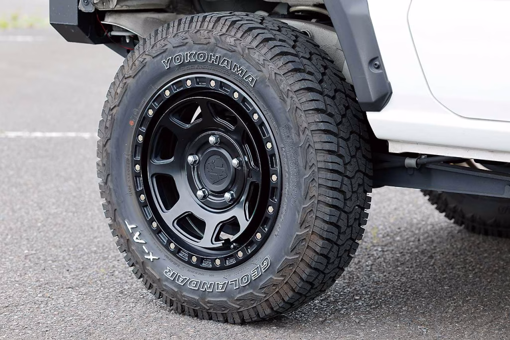 ジオランダーX-AT(195R16)はサイドもワイルドでカッコいい。ホイールはXJ-04だ。