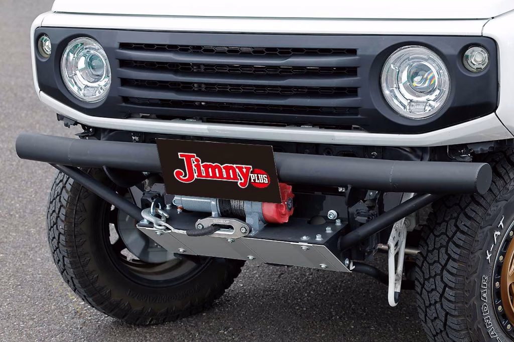 クロカンバンパーでワイルドさをUP。車体加工なしで装着できるのもポイントだ。