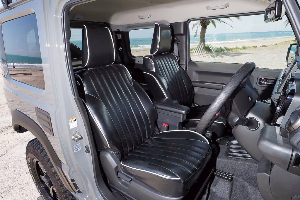 ブラックのシートカバーオールドシリーズパイピングは、レトロ調で車内を上品かつお洒落に演出する。