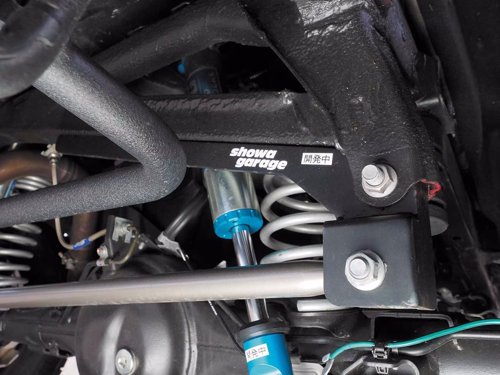 ラテラルロッドの補正は、アップ仕様ではなく、ダウン&オフセット仕様となっている。（Showa Garage）
