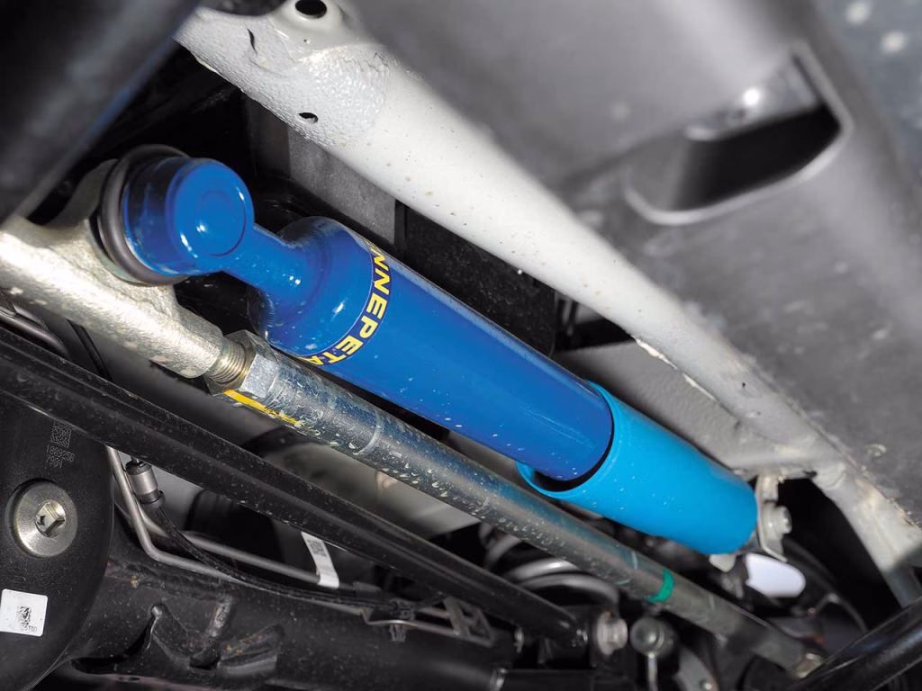 定評のあるエナペタル製ステアリングダンパーは、重くならず落ち着き最高。（Showa Garage）