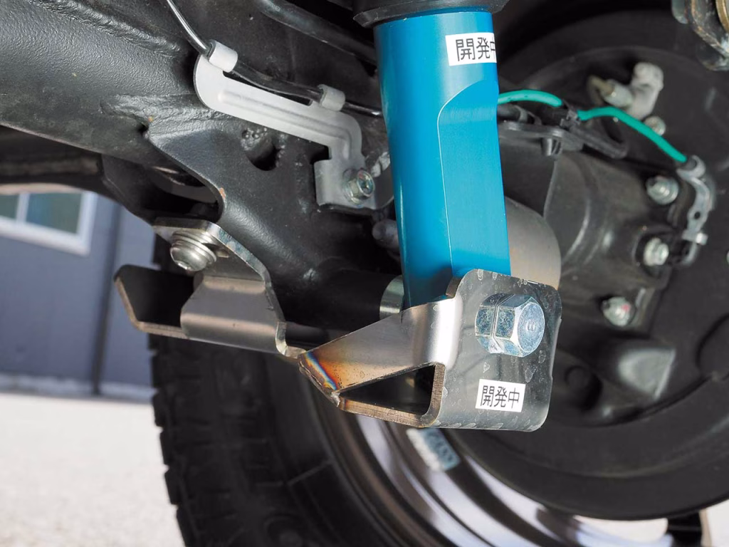 ダンパー下部を保護するプロテクションもかなり強固な作りとなっている。（Showa Garage）